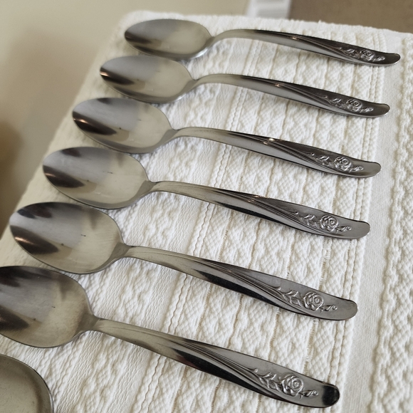 24-Piece Oneida Roseanne Stainless Flatware Set Stainless Canada - Picture 9 of 10